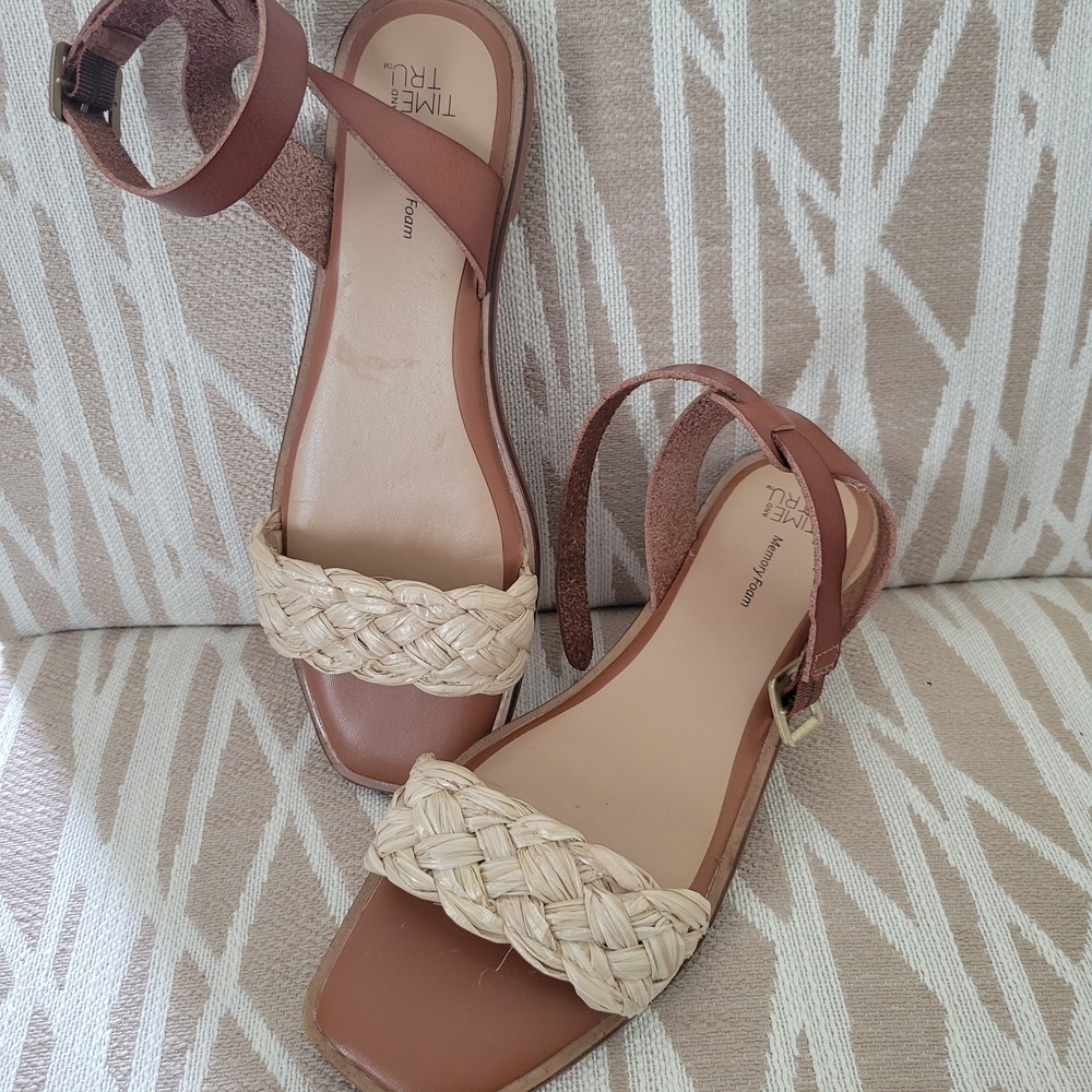 Cute Flat Sandals With Braided Upper & Memory Foam Foot Bed
